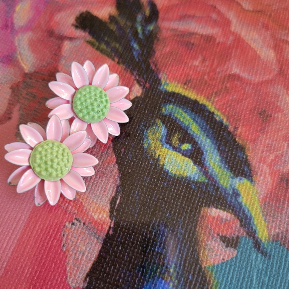 Vintage Pink Daisy Clip-On earrings ~ 1960s Mod ~ Flower Power~ Cute! - Picture 12 of 15